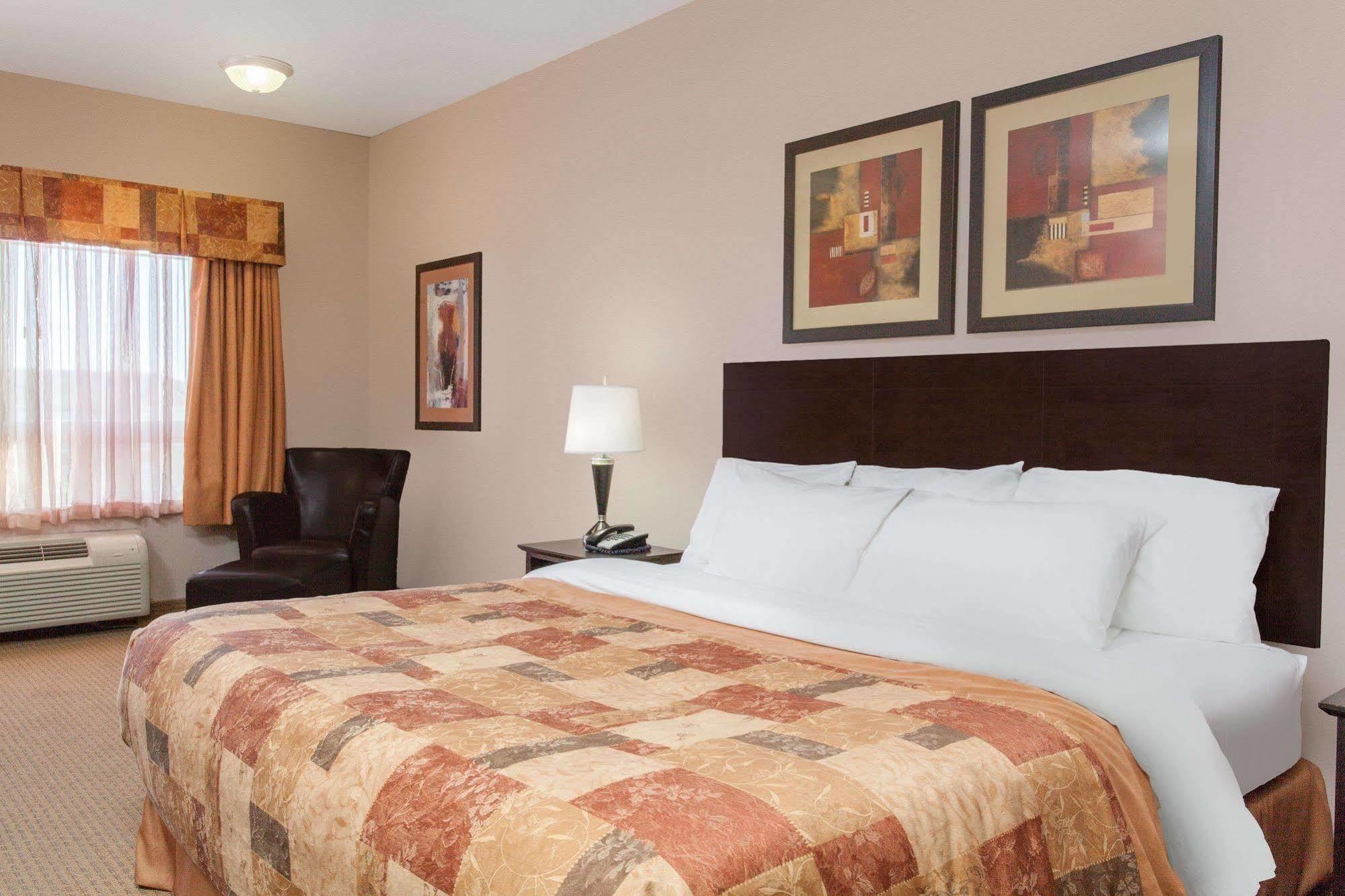 Hotel Ramada By Wyndham Brooks Exterior foto
